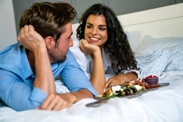 Unga Par Romantiskt Förhållande Äter Frukost Tillsammans Vit Säng Multiraciala — Stockfoto