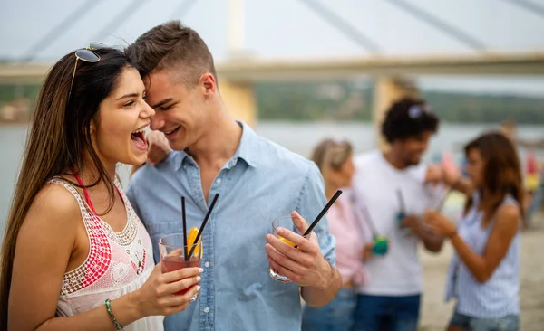 Glada Unga Människor Som Har Roligt Stranden Och Dricker Cocktails — Stockfoto