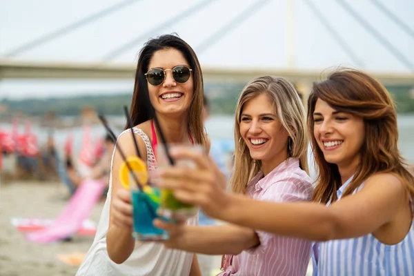 Φίλοι Στην Παραλία Πίνοντας Κοκτέιλ Διασκεδάζοντας Στις Καλοκαιρινές Διακοπές Έννοια — Φωτογραφία Αρχείου