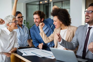Şirket ofisinde çalışan ve iletişim kuran çok ırklı ve başarılı iş adamları grubu.