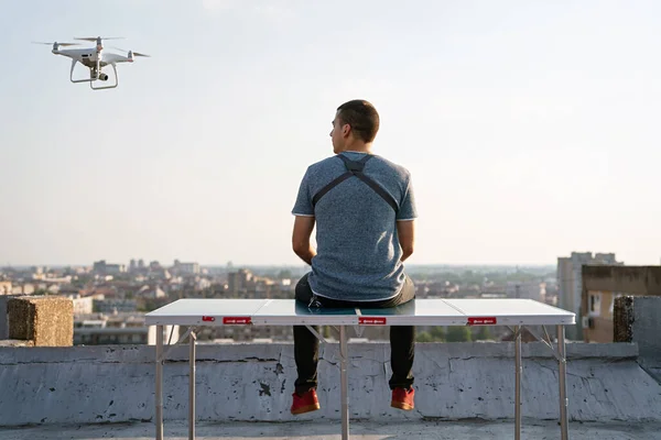 Fiatal Technikus Férfi Repülő Uav Drón Távirányítóval Város Szabadban — Stock Fotó