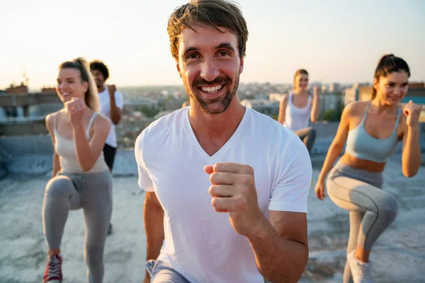 Bir Grup Mutlu Zinde Insan Dışarıda Birlikte Egzersiz Yapıyor Spor — Stok fotoğraf