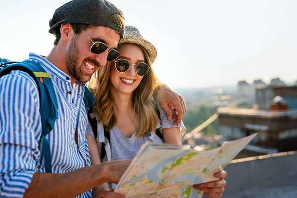 一对快乐的游客夫妇 朋友们一起带着地图游览城市 旅游人士乐趣的概念 — 图库照片