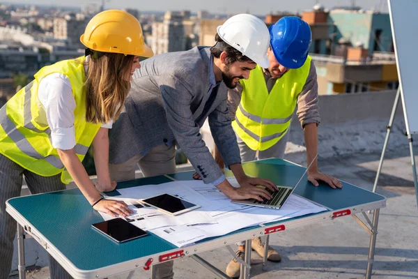 Építkezési Koncepció Tervrajzzal Dolgozó Mérnökök Építészek Csoportja Építkezésen — Stock Fotó