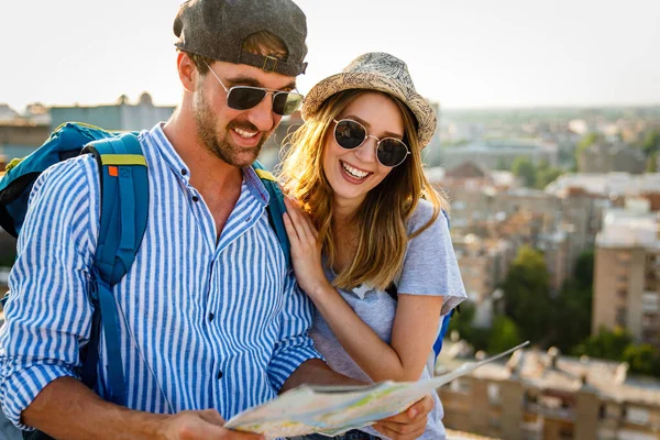 度假观光城的一对笑容满面的快乐夫妇带着地图 人们旅行有趣的爱情概念 — 图库照片