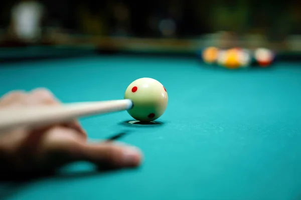 Preparando Para Quebrar Esferas Bolso Piscina Pessoas Bilhar Snooker Entretenimento — Fotografia de Stock