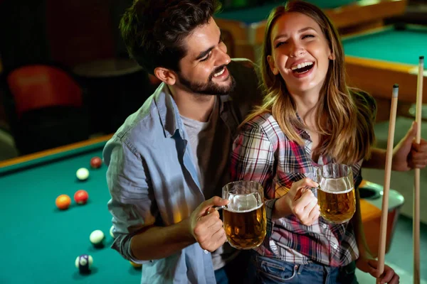 Paar Beim Dating Flirten Und Billard Spielen Einer Poolhalle — Stockfoto