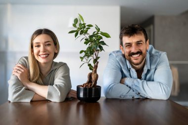 Onunla ilgili her şeyi seviyorum. Güzel, genç bir çift, kaynaşıyor ve gülümsüyor. Çiçekli, çevreci, gülen bir çift.