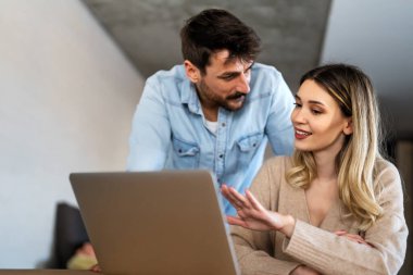 Ofiste dizüstü bilgisayarla çalışırken projeyi tartışan çok ırklı meslektaşlar, takım çalışması kavramı.