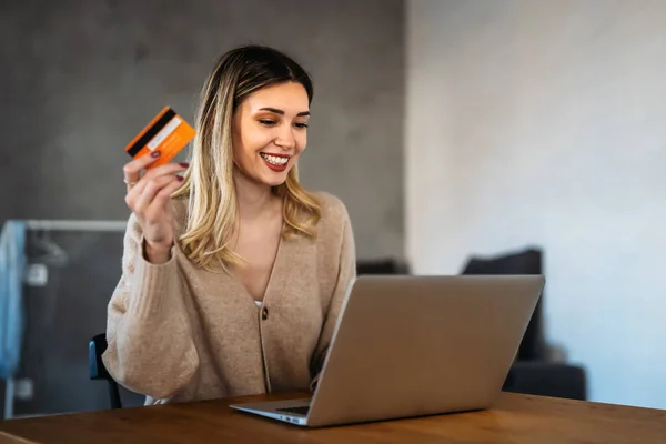 人和网上购物的概念 快乐的微笑的女人 家里有笔记本电脑和信用卡 — 图库照片