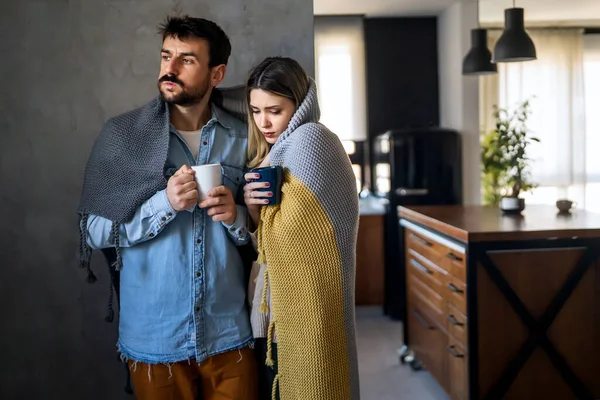 Frierendes Paar Mit Einer Kuscheligen Decke Bedeckt Mann Und Frau — Stockfoto