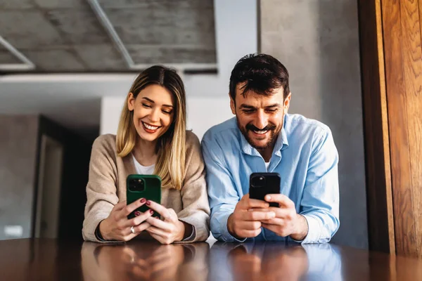 Glimlachend Jong Stel Omarmen Terwijl Naar Smartphone Kijkt Multi Etnische — Stockfoto