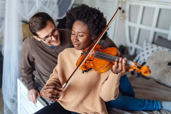 Молодий Вчитель Приватної Музики Дає Уроки Скрипки Жінці Вдома Пара — стокове фото