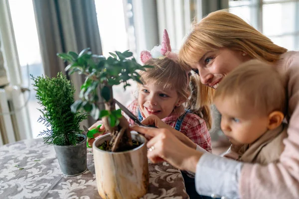 Crianças Bonitos Ajudando Sua Mãe Cuidar Plantas Mamãe Seus Filhos — Fotografia de Stock