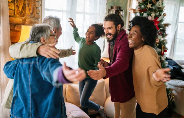 Glückliche Multiethnische Mehrgenerationenfamilie Die Die Weihnachtszeit Zusammen Genießt Menschen Urlaub — Stockfoto