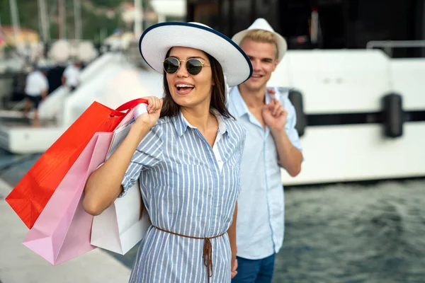 買い物の時間だ 美しい若いカップルが一緒に楽しみながら買い物を楽しんでいます 消費主義 デート ライフスタイルの概念 — ストック写真