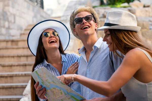 Happy Group Young Friends Student Enjoying Travel Summer Vacation Together — Stock Photo, Image
