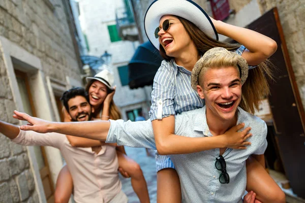 Група Щасливих Друзів Насолоджується Подорожами Літніми Канікулами Разом Люди Студентський — стокове фото