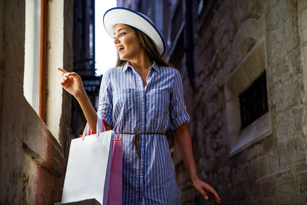 Mujer Moda Con Bolsas Compras Caminando Por Calle Consumismo Venta —  Fotos de Stock