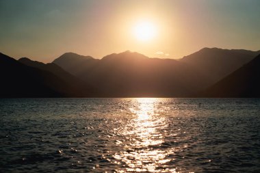 Gün batımında mavi dağın üzerindeki güzel deniz manzarası. Yaz tatili konsepti.