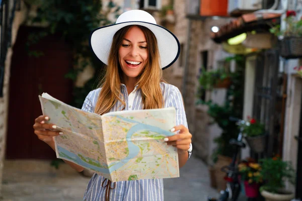 Giovane Donna Felice Turista Con Mappa Cerca Una Strada Vacanza — Foto Stock