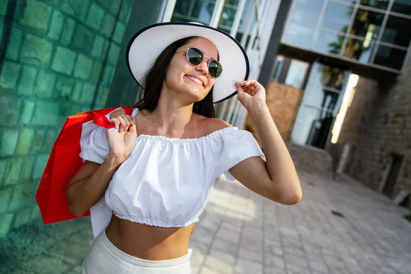 Güzel Genç Bir Kadın Alışveriş Yapıyor Yazın Seyahat Ediyor — Stok fotoğraf
