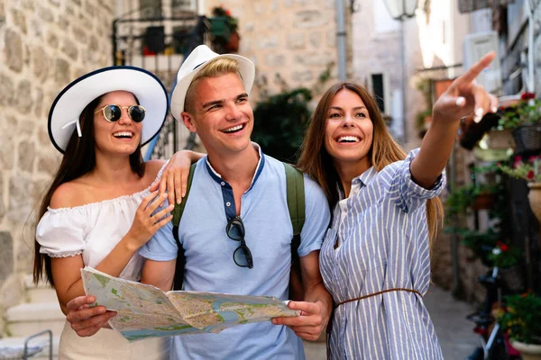 Reizen Vakantie Vriendschap Concept Groep Glimlachende Vrienden Met Stadsplattegrond Die — Stockfoto