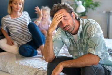 Finansal sorunları, depresyonu, krizi olan bir kız çocuğu olan genç bir aile. İnsanlar boşanır, stres konsepti.