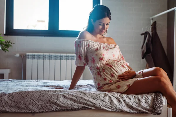 Zwangerschap Rust Mensen Verwachting Concept Gelukkig Mooi Zwanger Vrouw Aanraken — Stockfoto
