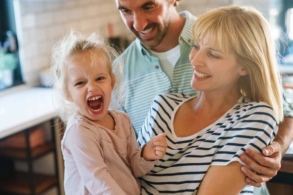 Glückliche Junge Familie Die Spaß Hause Hat Menschen Lieben Kinderheim — Stockfoto