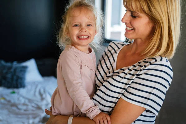 Ung Ensamstående Mor Lycklig Mor Med Sin Lilla Flicka Tillbringar — Stockfoto