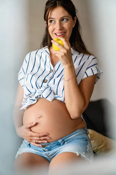 Těhotenství Zdravé Jídlo Lidé Koncept Šťastná Mladá Těhotná Žena Jíst — Stock fotografie