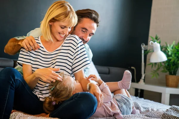 Gelukkige Jonge Familie Heeft Plezier Thuis Ouders Kind Liefde Concept — Stockfoto