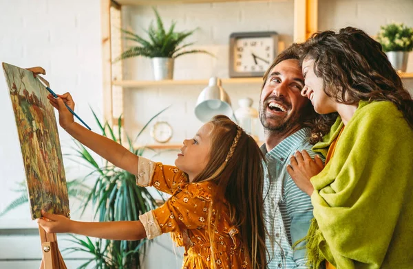 Gelukkig Familieconcept Jonge Glimlachende Ouders Met Kinderen Die Thuis Samen — Stockfoto