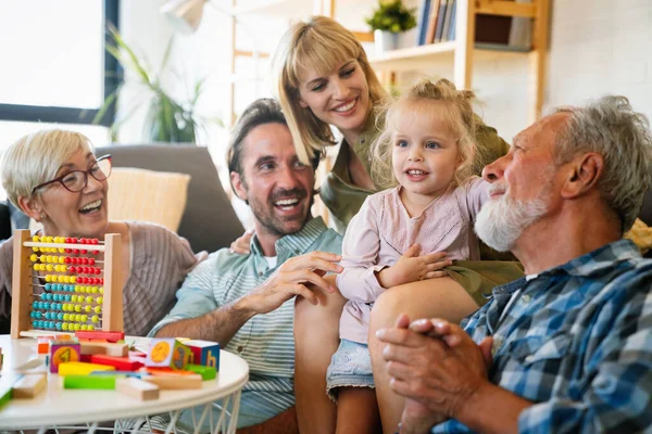 Veselá Multigenerační Rodina Baví Tráví Spolu Čas Doma Koncept Štěstí — Stock fotografie