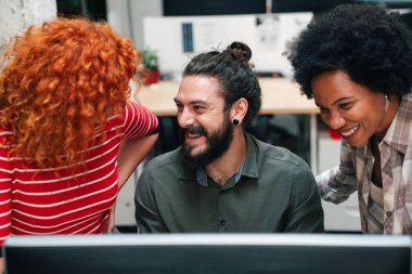 Genç ve mutlu yaratıcı bir ekip, çok kültürlü iş arkadaşları ofiste birlikte çalışıyorlar. İş, başlangıç konsepti.