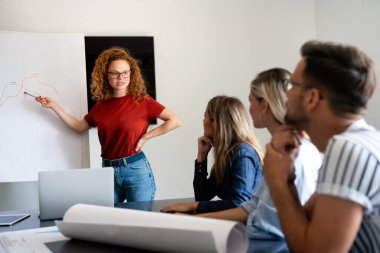 Başarılı çok ırklı tasarımcılar, mimarlar, iş yerindeki iş adamları. Girişim konsepti.
