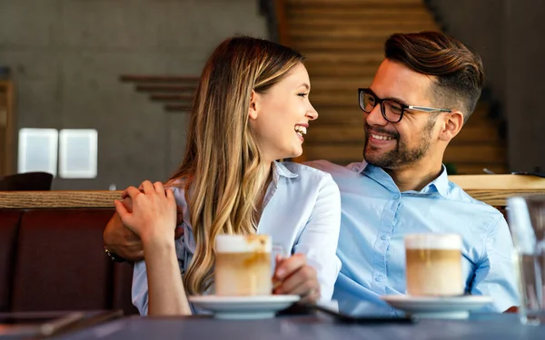 爱浪漫的年轻夫妇在咖啡馆里喝咖啡 谈恋爱 — 图库照片