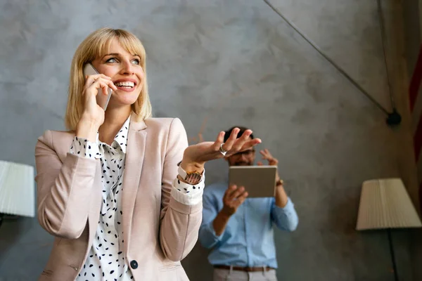 Glad Affärskvinna Med Mobiltelefon Samtidigt Analysera Veckovisa Schema Företagets Kontor — Stockfoto