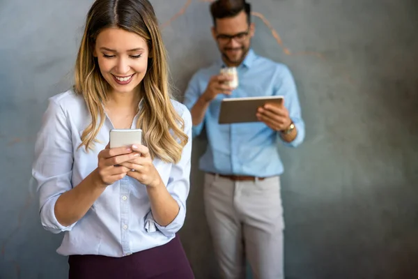 Glad Affärskvinna Med Mobiltelefon Samtidigt Analysera Veckovisa Schema Företagets Kontor — Stockfoto