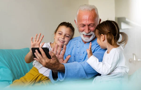 Happy Mature Grandfather Grandchildren Using Phone Enjoying Leisure Time Together — Stock Photo, Image