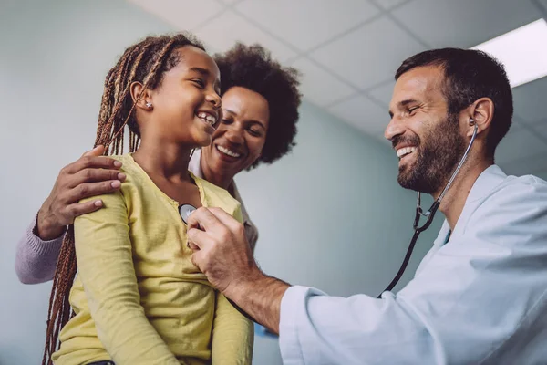 Leende Läkare Undersöker Ett Barn Med Stetoskop Undersökningsrummet Hälso Och — Stockfoto