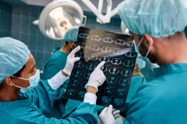 Opieka Zdrowotna Koncepcja Medyczna Grupa Lekarzy Chirurg Patrzący Prześwietlenie Przed — Zdjęcie stockowe