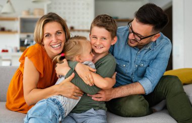 Mutlu bir aile evde eğleniyor ve birlikte vakit geçiriyor. Çocuk yetiştirme aşkı kavramı