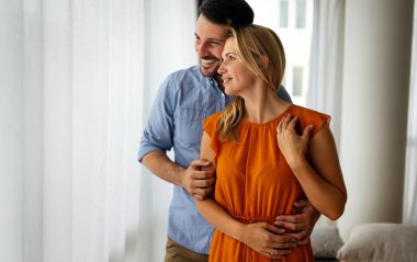 Birbirini seven genç bir çiftin portresi. Birbirlerine sarılıyorlar ve birlikte romantik zaman geçiriyorlar..