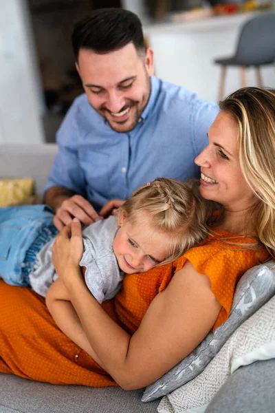Mutlu Genç Bir Aile Evde Birlikte Vakit Geçiriyor Nsanlar Mutluluk — Stok fotoğraf