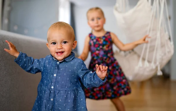 Портрет Двох Милих Маленьких Дівчаток Які Грають Розважаються Дитячій Кімнаті — стокове фото