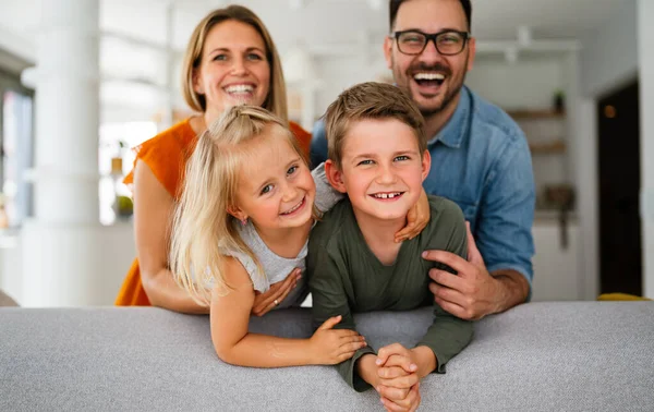 Щаслива Молода Сім Розважається Вдома Батьки Діти Люблять Концепцію Щастя — стокове фото