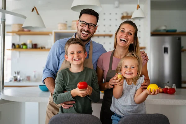 Šťastná Rodina Baví Přípravou Zdravého Jídla Společně Kuchyni — Stock fotografie