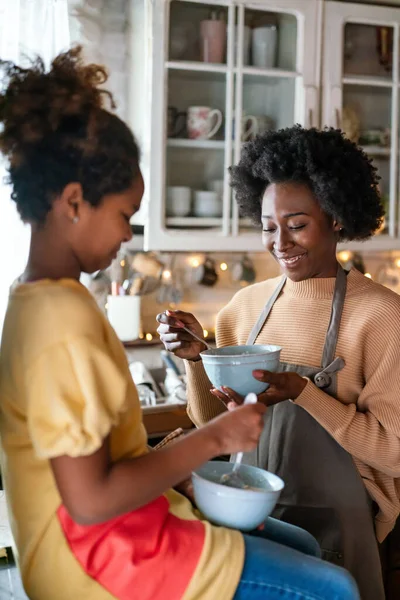 Mutlu Afro Amerikan Anne Kızı Kahvaltı Yapıyor Birlikte Mutfakta Kaliteli — Stok fotoğraf
